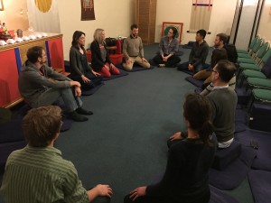 マインドフルネス瞑想法のグループ。毎週通っています。
