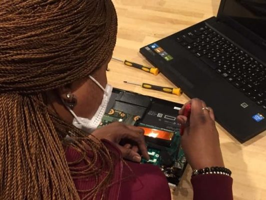 PCを組み立てる難民の女性